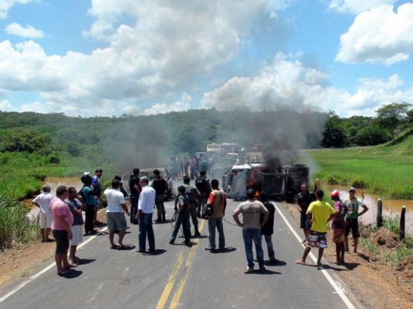 Carros foram queimados na estrada durante a fuga. (Imagem:Emiliano Monteiro Amorim)