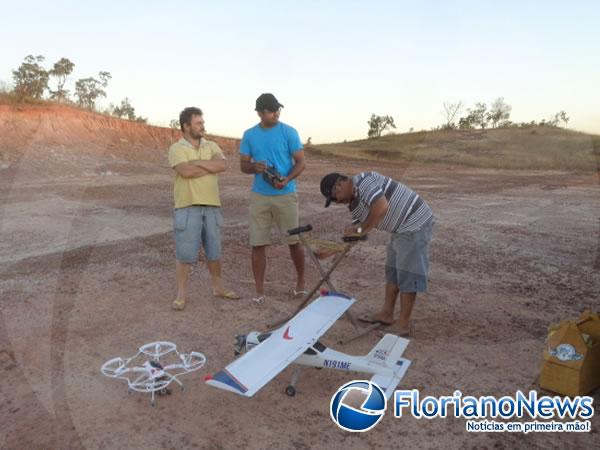 Amigos se divertem com aeromodelismo em Floriano.(Imagem:FlorianoNews)