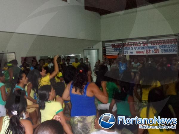 Acadêmicos da UESPI demonstraram patriotismo através de projeto de dança.(Imagem:FlorianoNews)