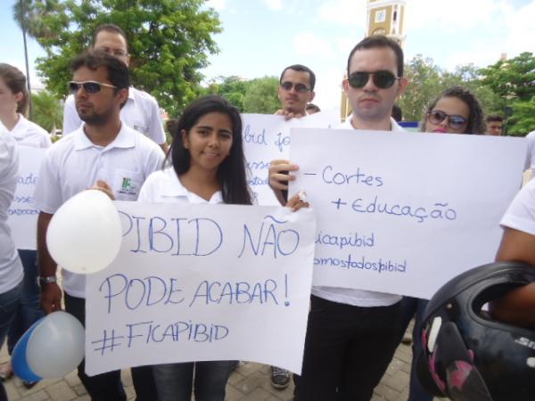 Estudantes de Floriano protestam contra corte de bolsas do Pibid.(Imagem:FlorianoNews)