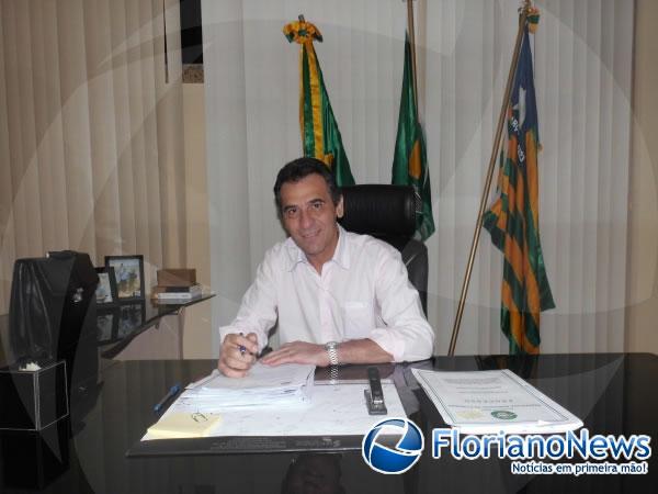Prefeito Gilberto Júnior se reuniu com secretariado para avaliação e planejamento.(Imagem:FlorianoNews)