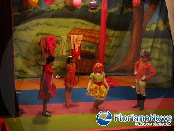 Brincantes apresentam o espetáculo