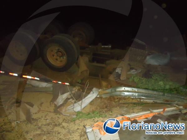 Mulher e criança ficam presas nas ferragens após carreta tombar em Floriano.(Imagem:FlorianoNews)