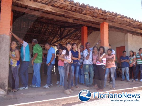 Pessoas em fila de votação.(Imagem:FlorianoNews)