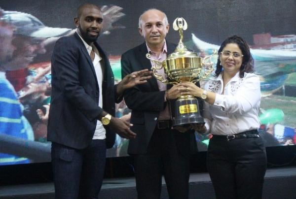 Leone ao lado do presidente do Altos, Warton Lacerda, e do troféu de vice-campeão estadual de 2016.(Imagem:Wenner Tito)