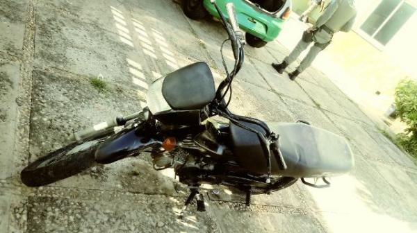 Força Tática apreende motocicleta utilizada em assalto e recupera pertences de vítima.(Imagem:FlorianoNews)