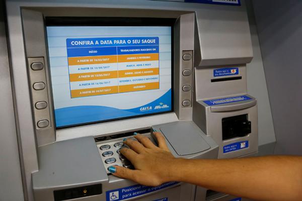 Mesmo com concorrência digital, bancos sobem tarifas acima da inflação.(Imagem:Arquivo / Agência Brasil)