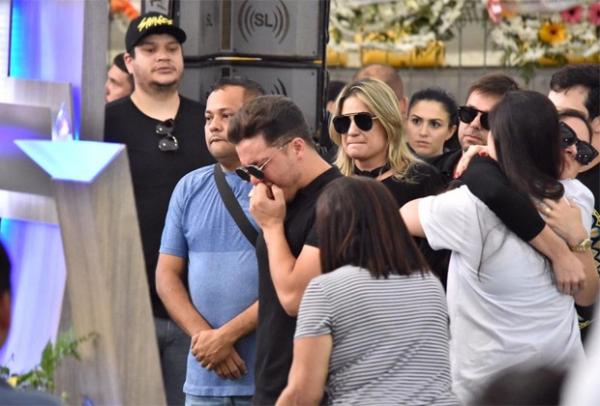 Wesley Safadão se emociona no velório de Gabriel Diniz.(Imagem:Felipe Souto Maior/Editorag Globo)