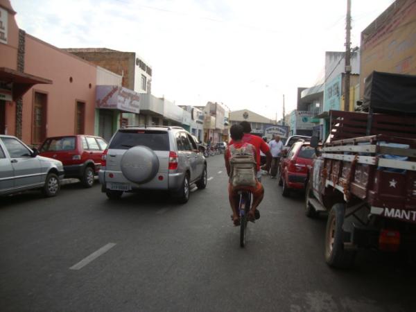 Movimentação na rua Gabriel Zarur, centro de Floriano(Imagem:Amarelinho)