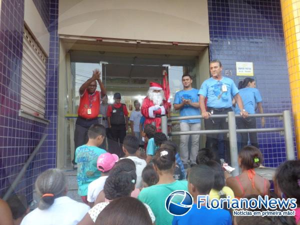 Crianças ganham presentes do Papai Noel dos Correios em Floriano.(Imagem:FlorianoNews)