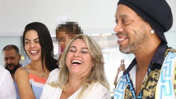 Ronaldinho com amigos e a noiva Beatriz (de azul) em Maceió(Imagem:Reprodução/Instagram)