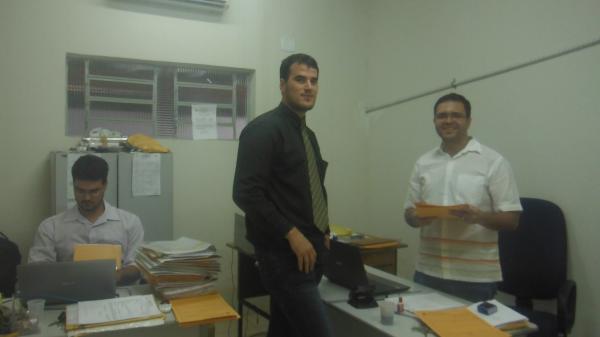 Na imagem, o delegado auxiliar Heraldo Freitas, o novo delegado Matheus Zanatta e o delegado Walter Júnior.(Imagem:FlorianoNews)