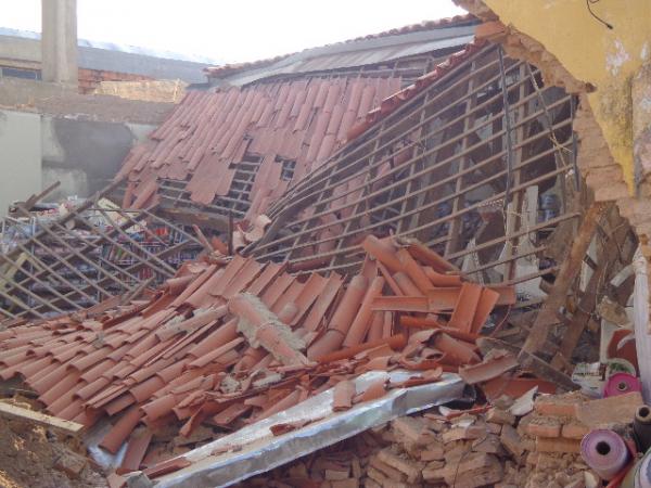 Telhado de loja desaba e funcionária grávida fica ferida em Floriano.(Imagem:FlorianoNews)