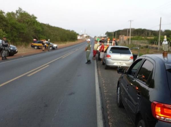 Dois motoristas foram detidos e detidos e levados à Central de Flagrantes.(Imagem:Divulgação/PRF)