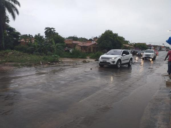 Avenida ficou parcialmente alagada e deixou o trânsito parado até que nível da água baixasse em Floriano.(Imagem:Arquivo Pessoal / Aparecida Santana)