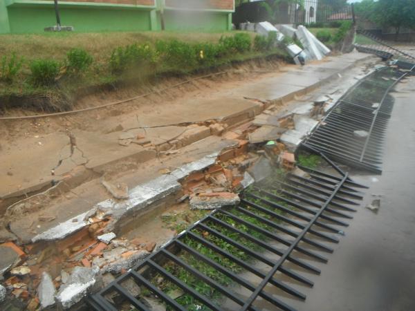  Chuva derruba muro da 10ª Regional de Saúde de Floriano.(Imagem:FlorianoNews)