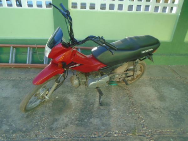 PM recupera motocicleta abandonada por supostos criminosos em Floriano.(Imagem:FlorianoNews)