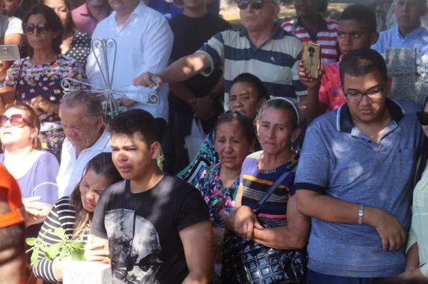 Amigos, familiares e colegas de profissão se emocionaram durante o sepultamento. (Imagem: Lorena Linhares/G1)
