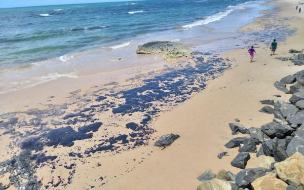 Manchas de óleo chegam à praia da Pituba, em Salvador.(Imagem:Alan Oliveira/G1 BA)