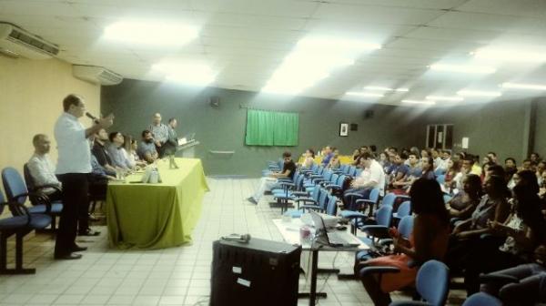 Acadêmicos e escritores participam de lançamento de livro na UESPI de Floriano. (Imagem:FlorianoNews)