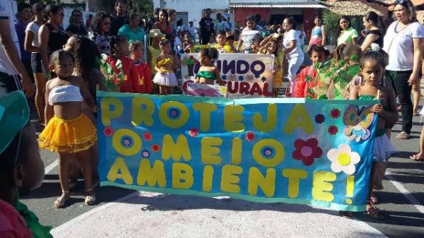  Alunos da educação infantil participam do desfile cívico antecipado.(Imagem:SECOM)