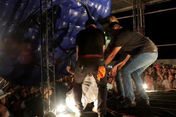 Sorocaba cai durante show em São Paulo.(Imagem:Paduardo / AgNews)