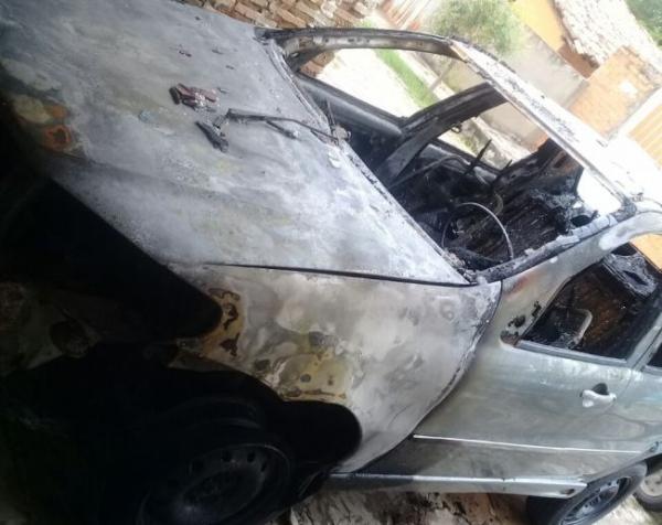 Carro estacionado na rua é incendiado e fica destruído em Floriano. (Imagem:FlorianoNews)