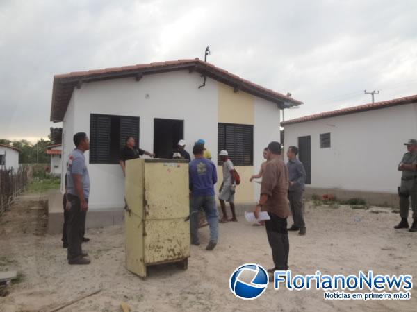 Invasores desocupam casas do Conjunto Habitacional José Pereira, em Floriano.(Imagem:FlorianoNews)