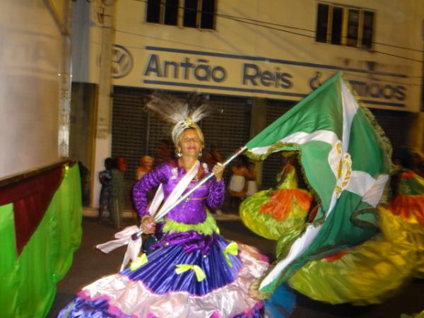 Desfiles de escolas de samba alegram a Av. Getúlio Vargas. (Imagem:FlorianoNews)