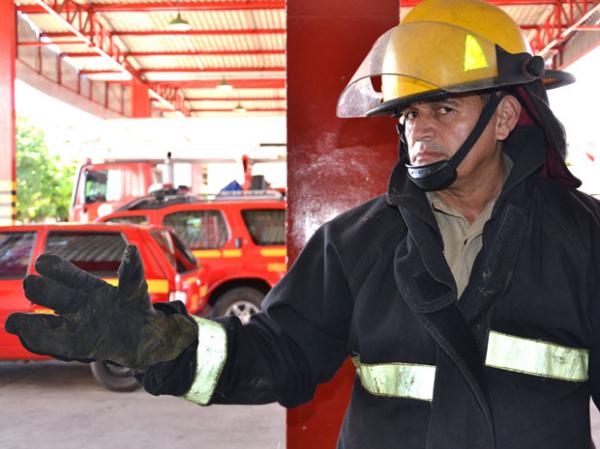 Bombeiro veste traje surrado e luvas já desgastadas em Teresina.(Imagem:Renato Bezerra/G1)