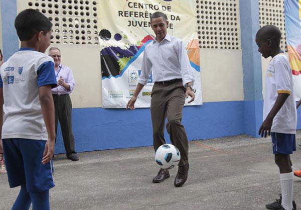 Obama batendo bola(Imagem:G1)