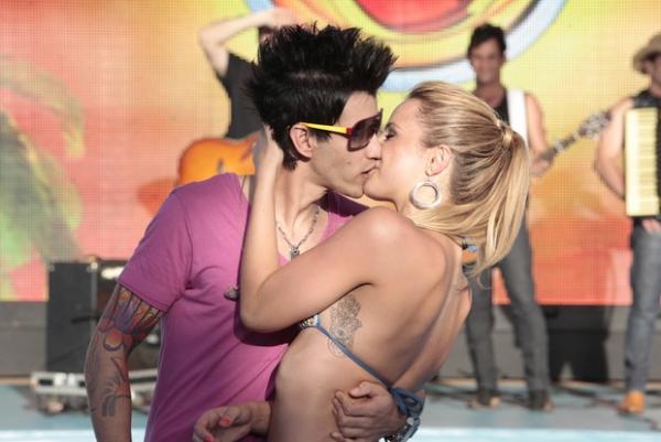 Karen e Gustavo se beijam no palco do Caldeirão de Praia.(Imagem:Caldeirão do Huck/ TV Globo)