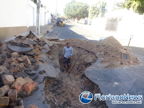 Rompimento de cano provocou falta d'água nos bairros de Floriano.(Imagem:FlorianoNews)