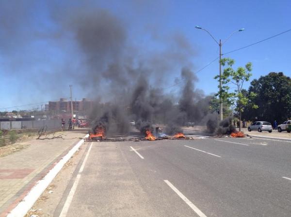 Barricada bloqueou uma das faixas da Avenida Marechal Castelo Branco.(Imagem:Juliana Barros/G1)