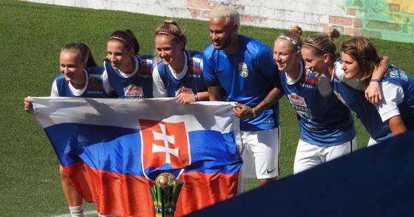 Neymar participa da comemoração da Eslováquia, campeã feminina.(Imagem: Ana Canhedo)