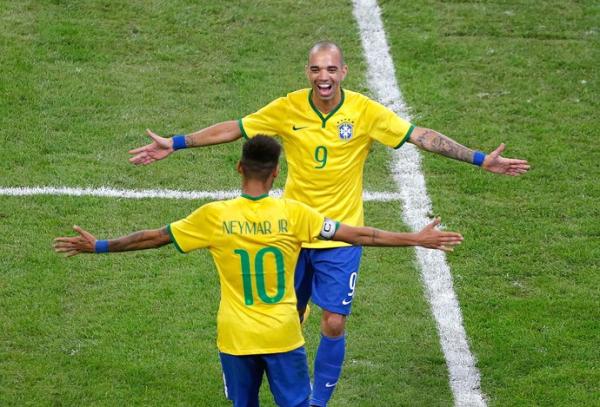 Diego Tardelli comemora com Neymar um de seus gols no Superclássico das Américas, em Pequim.(Imagem:Reuters)