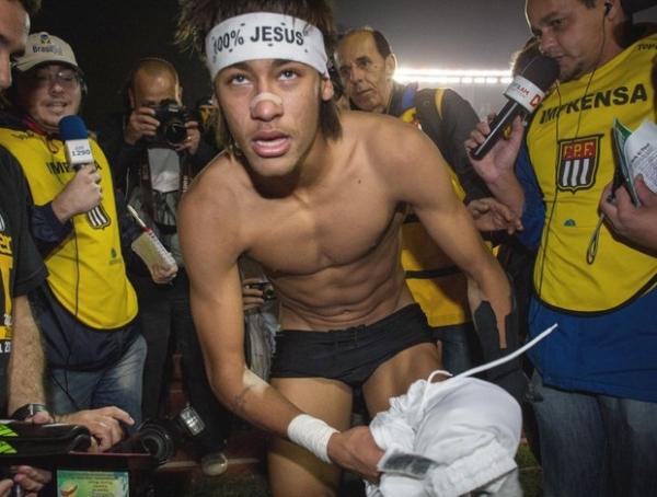 Neymar fica quase sem roupa na festa do tricampeonato no gramado do Morumbi.(Imagem:AFP)