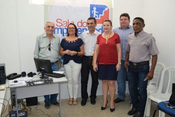 Consultora do Sebrae apresenta serviços da Sala do Empreendedor para servidores municipais.(Imagem:Waldemir Miranda)