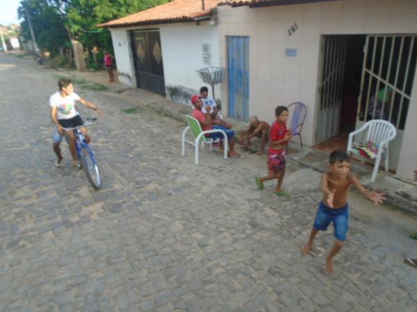 Crianças e adultos se rendem à magia do Natal e ganham doces do Papai Noel em Floriano.(Imagem:FlorianoNews)