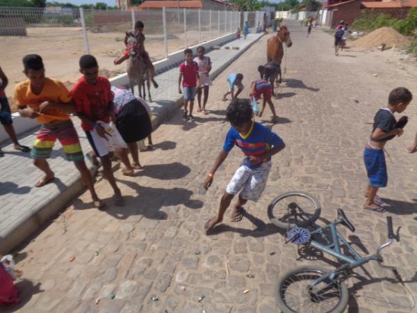 Palhaço carrapeta percorre ruas de Floriano distribuindo bombons.(Imagem:FlorianoNews)