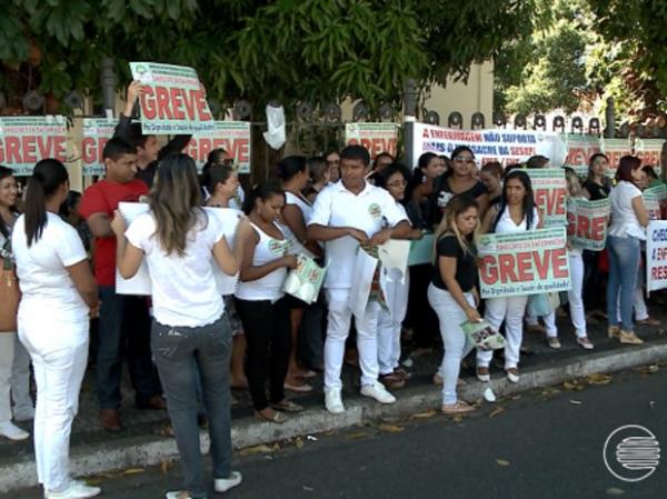 Servidores fizeram manifestação ao lado do Palácio de Karnak.(Imagem:Reprodução/TV Clube)