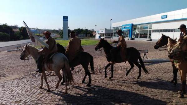 Vaqueiros participam de tradicional cavalgada nos festejos de São Pedro de Alcântara.(Imagem:FlorianoNews)