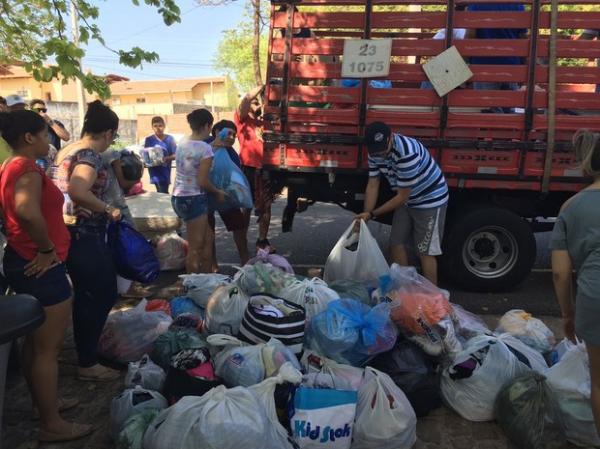 Multidão cmpareceu para doar roupas, colções e até móveis.(Imagem:Vinicius Vainner/TV Clube)