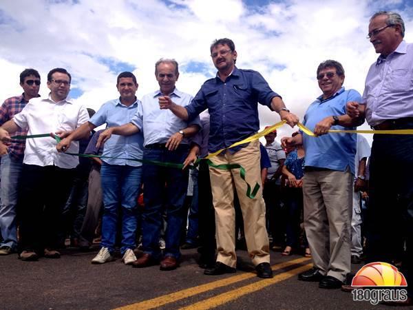 Gustavo Neiva participou da entrega da primeira etapa de pavimentação entre Gilbués e Santa Filomena.(Imagem:180graus)