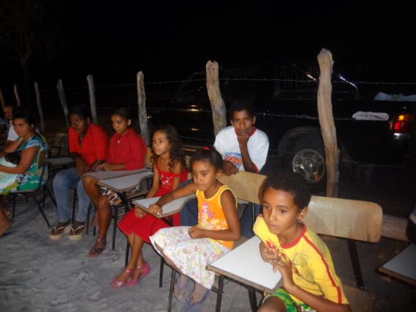 Teatro Itinerante atraiu público na localidade Uíca.(Imagem: FlorianoNews)