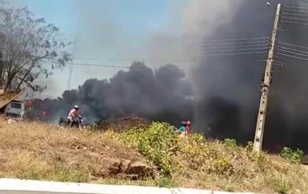 Incêndio em terreno assusta moradores do bairro Sambaíba Velha.(Imagem:FlorianoNews)