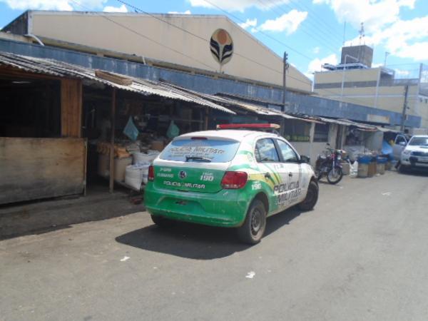 Viatura da PM no Mercado Central(Imagem:FlorianoNews)