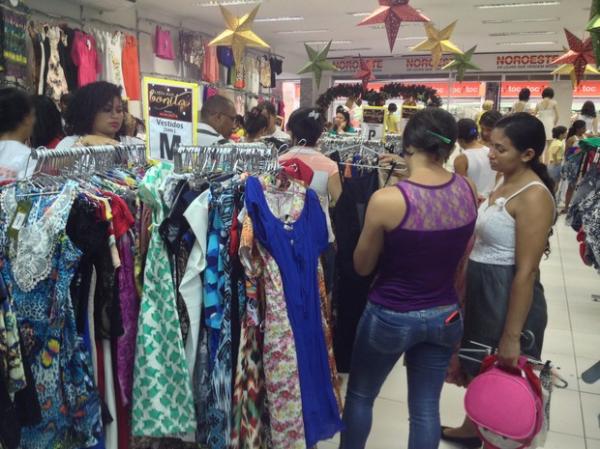 Consumidores optam por roupas e calçados nas compras de Natal em Teresina.(Imagem:Gilcilene Araújo/G1)