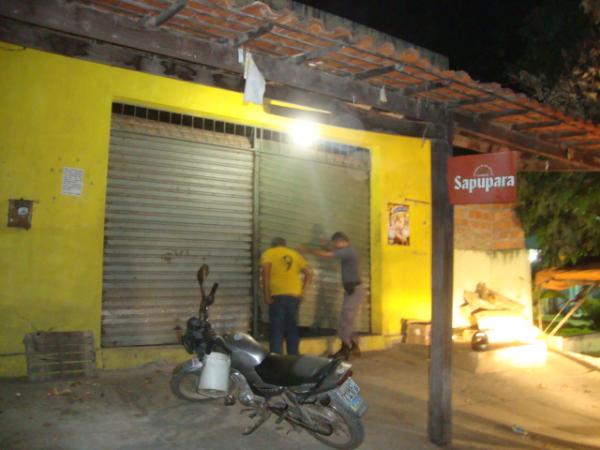 Policial e o proprietário do comercio(Imagem:redação)