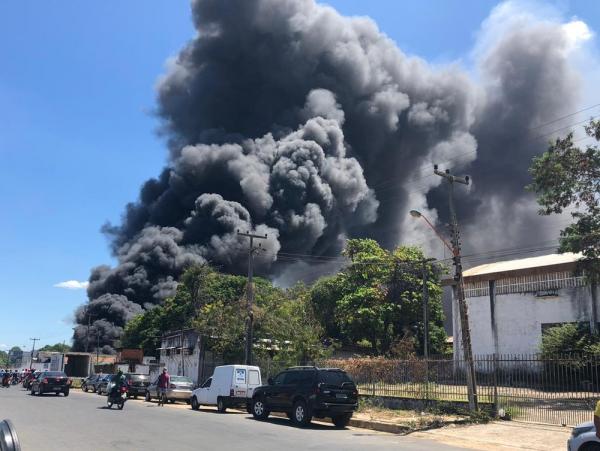 Fábrica de sandália pega fogo em Teresina.(Imagem:Divulgação)